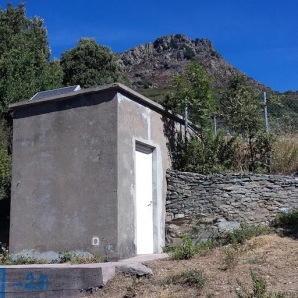 réservoir d'eau potable du village:n'a pas été nettoyé depuis des années!!!!